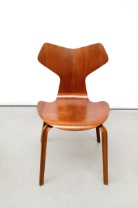 Twee Arne Jacobsen Teak Grand Prix stoelen